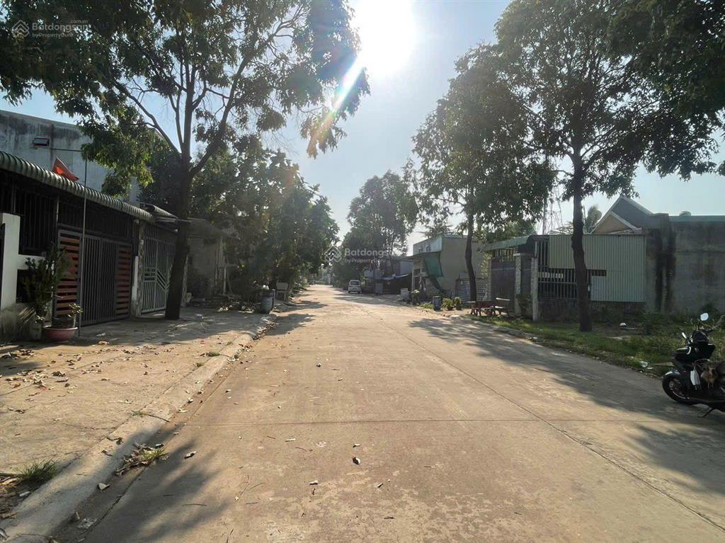 Hạ giá bán nhanh 300m2 đất sạch sổ riêng tại khu đô thị mỹ phước 3 bến bình dương.0937 948 ***