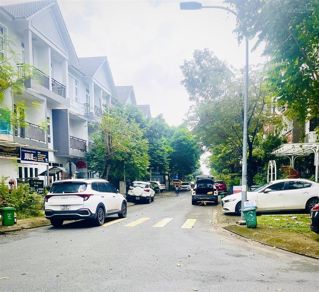 Bán nhà phố khu compound park riverside, vị trí đẹp ngay đường bưng ông thoàn, q9