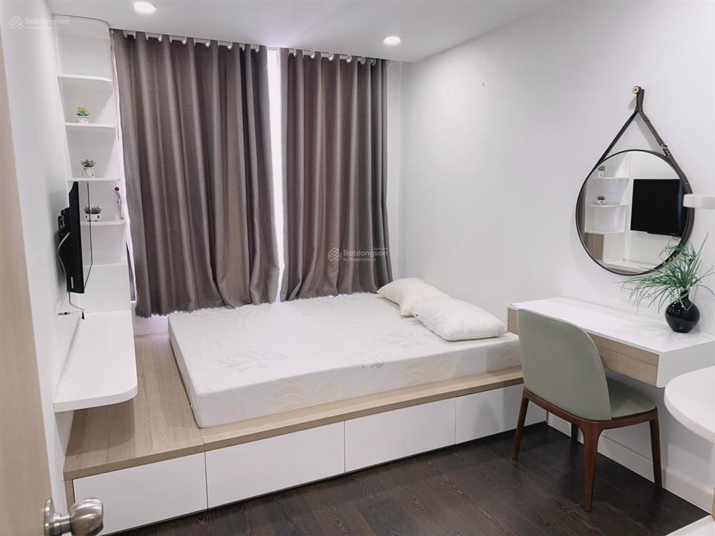 Giá hạt dẻ  21 triệu  river gate  2 phòng ngủ  74 m2  full nội thất. xem nhà 0939 609 ***