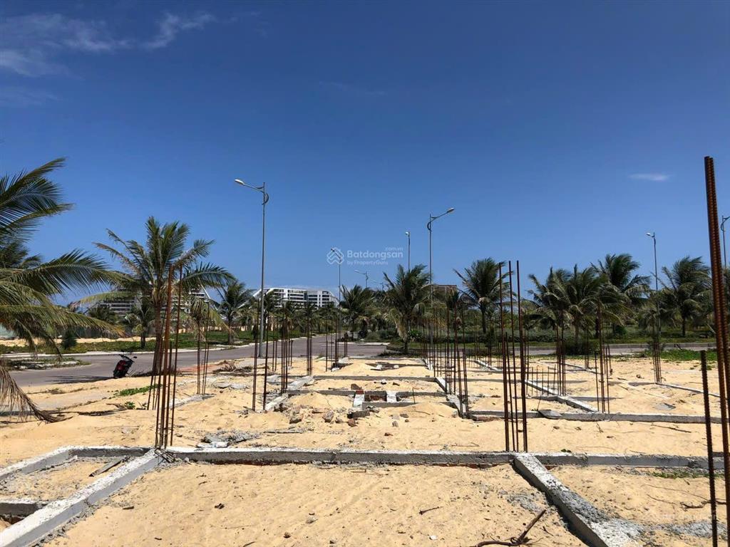 Chính chủ bán lô đất biệt thự, đã có móng, có mặt tiền quảng trường trung tâm , gần bãi biển đẹp