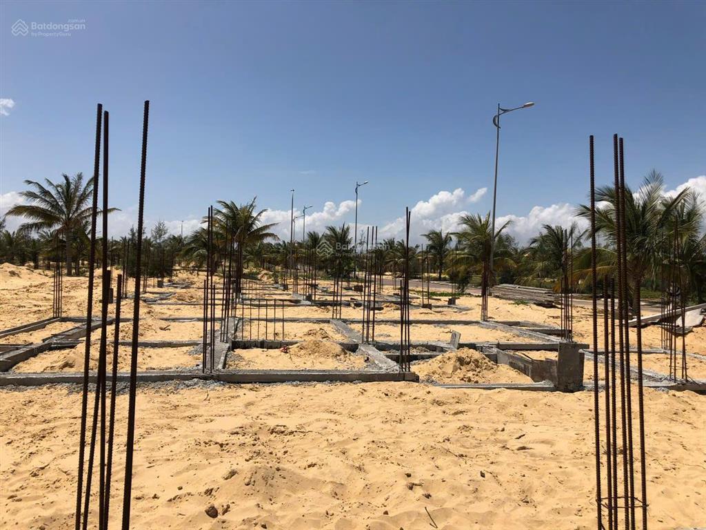 Chính chủ bán lô đất biệt thự, đã có móng, có mặt tiền quảng trường trung tâm , gần bãi biển đẹp