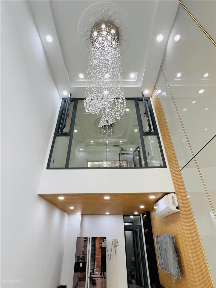 Nhà 5 tầng thang máy đường cách mạng tháng 8 q3 giá chỉ 8,9tỷ