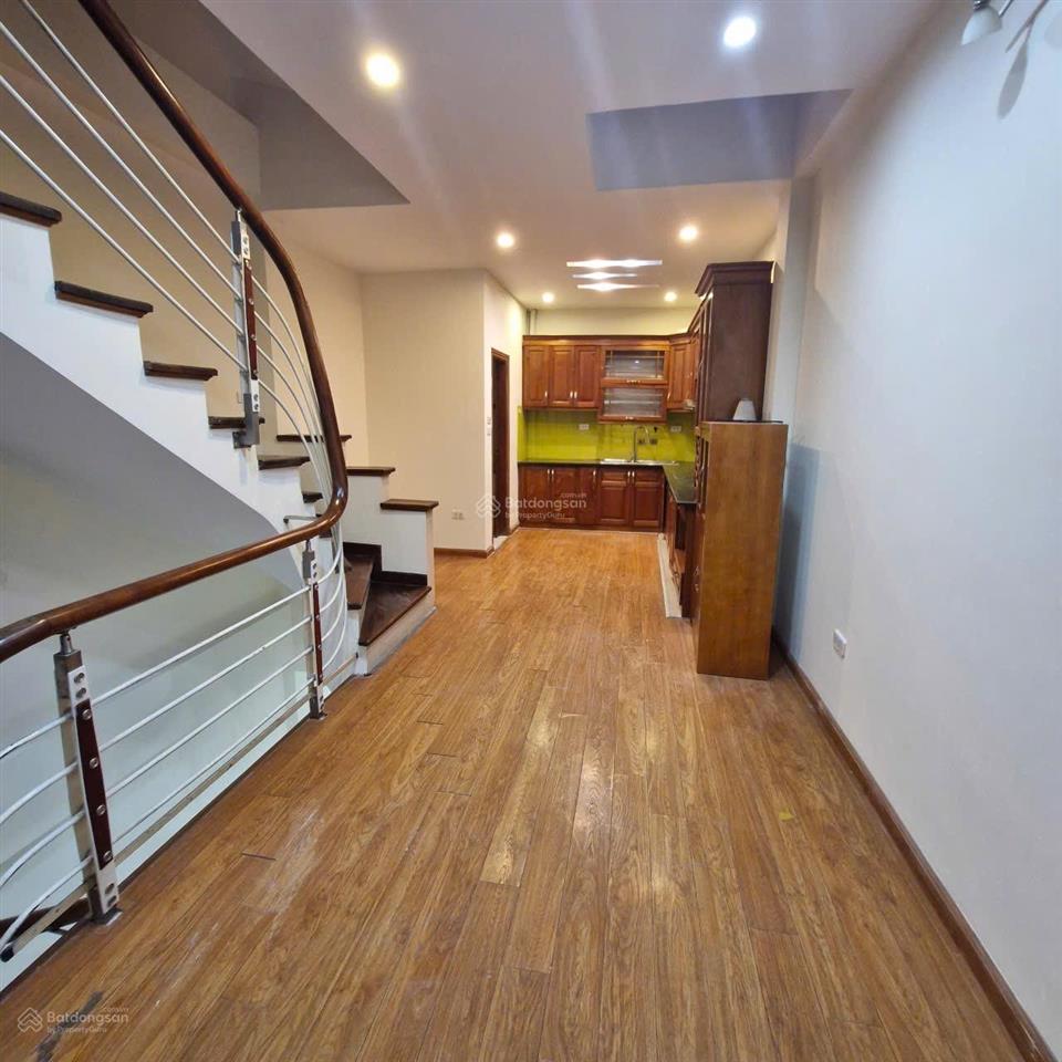 Cho thuê nhà ngõ 180 hoàng quốc việt 55m x 5t, ô tô vào nhà, đủ đồ làm vp, ở gđ, trung tâm