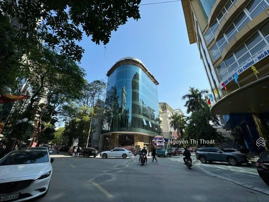 Chính chủ bán nhà mp dịch vọng hậu cầu giấy 450m² x 9t x mt 34m x giá 330 tỷ. lô góc, 2 thang máy