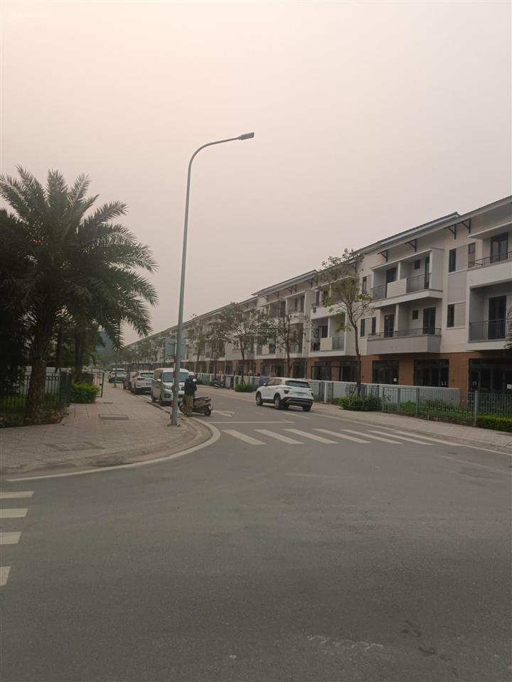 Bán shophouse 100m2 vị trí đẹp trong khu đô thị singapore, đang cho thuê thô 7tr/ tháng.