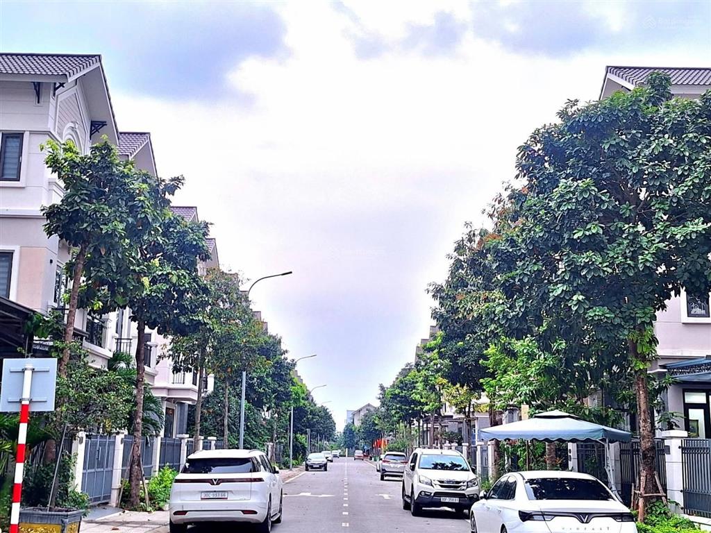 Bán biệt thự song lập 135m2 trong khu đô thị singgapor, đường thông, hạ tầng đồng bộ.
