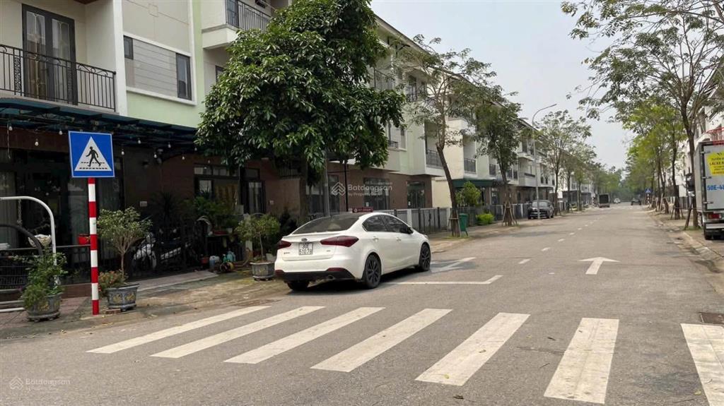 Bán shophouse 3 tầng, vị trí đẹp trong khu đô thị singgapor, có đường sau nhà 6m, cho thuê được giá