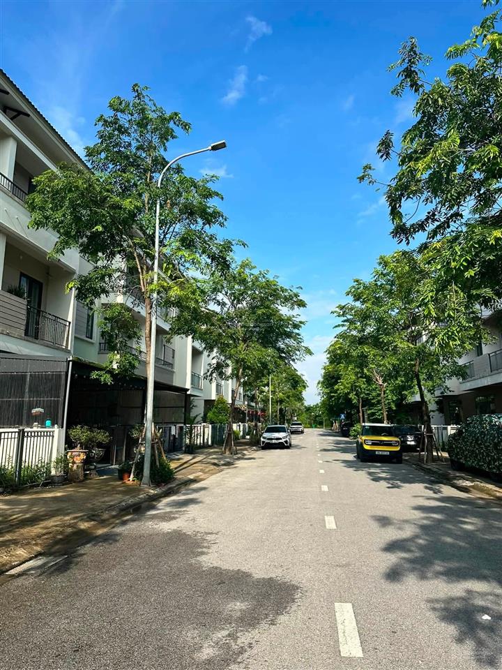 Bán shophouse 3 tầng vị trí đẹp, có đường sau nhà 6m, ở hay cho chuyên gia thuê được giá