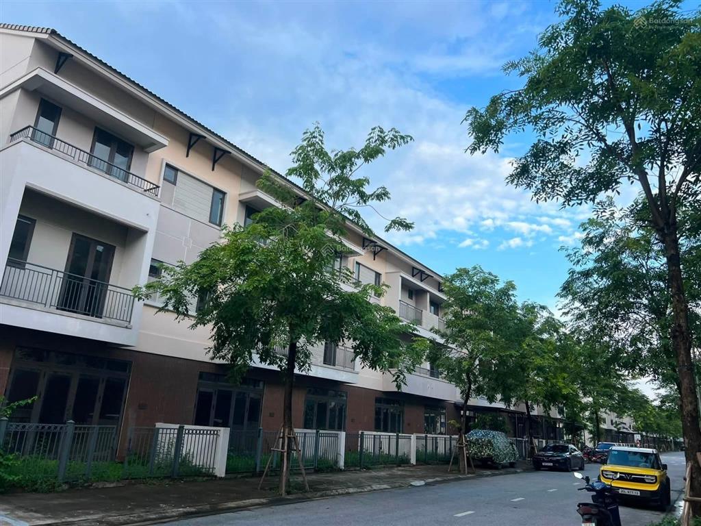 Bán shophouse 3 tầng vị trí đẹp, có đường sau nhà 6m, ở hay cho chuyên gia thuê được giá
