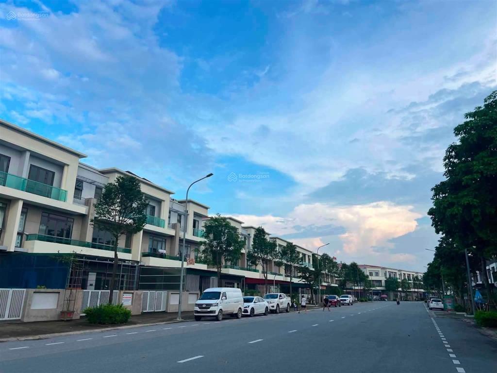 Bán shophouse 120m2, đường trước nhà 26m, trục phố đi bộ của khu đô thị, đang cho thuê 18tr/ tháng.