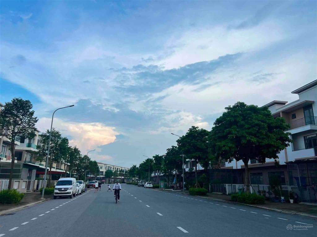 Bán shophouse 120m2, đường trước nhà 26m, trục phố đi bộ của khu đô thị, đang cho thuê 18tr/ tháng.