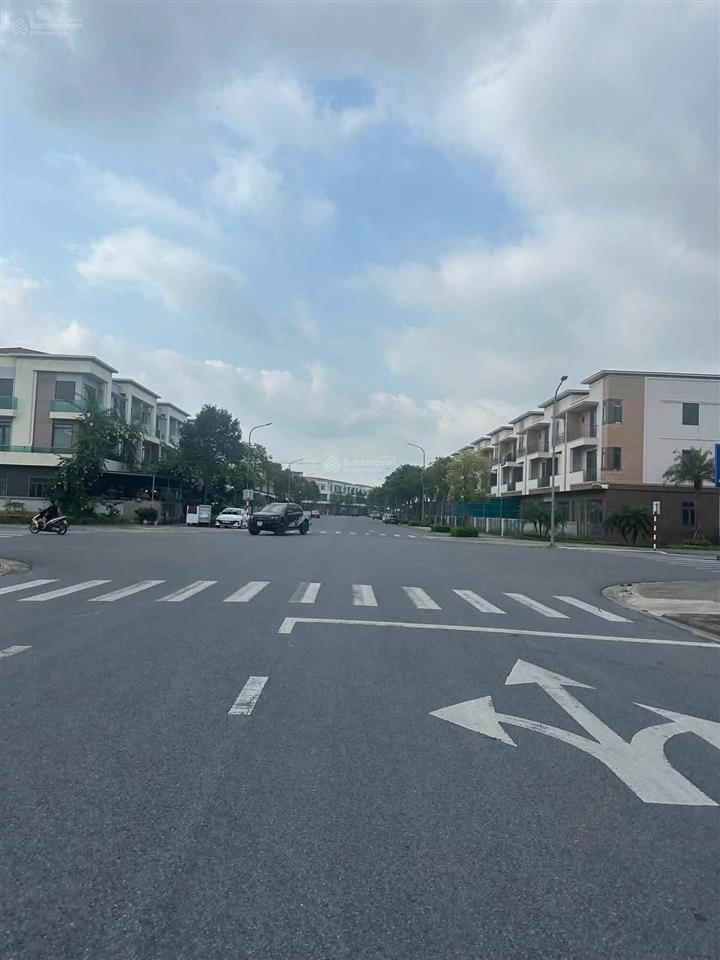 Bán shophouse 120m2, đường trước nhà 26m, trục phố đi bộ của khu đô thị, đang cho thuê 18tr/ tháng.
