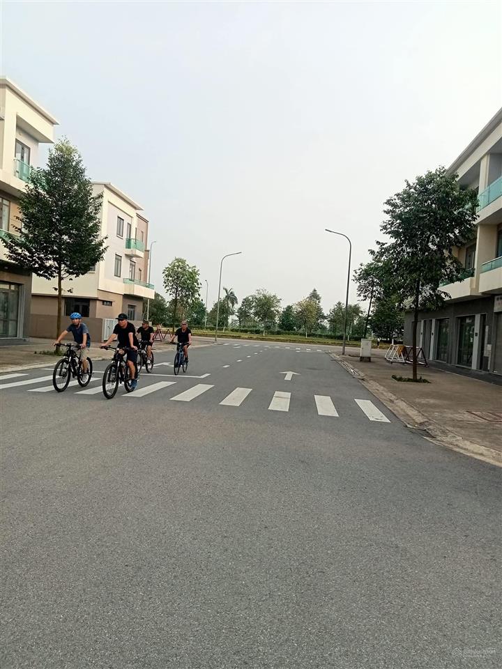 Bán shophouse 120m2, đường trước nhà 26m, trục phố đi bộ của khu đô thị, đang cho thuê 18tr/ tháng.