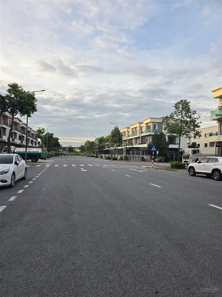 Bán shophouse 120m2, đường trước nhà 26m, trục phố đi bộ của khu đô thị, đang cho thuê 18tr/ tháng.