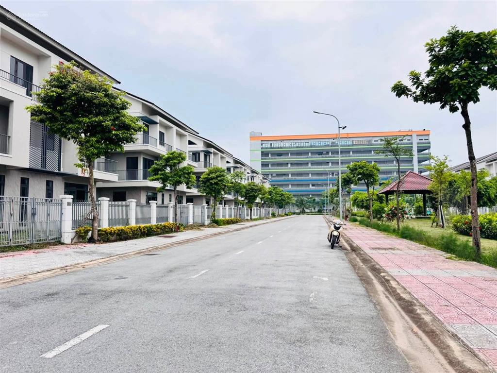 Bán biệt thự song lập 180m2 trong khu đô thị singgapor, đón sóng sân bay gia bình tuyến đường 120m.