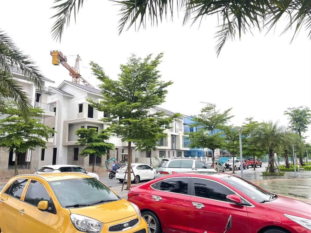 Bán biệt thự song lập 180m2 trong khu đô thị singgapor, ở hay cho chuyên gia nước ngoài thuê ngay.