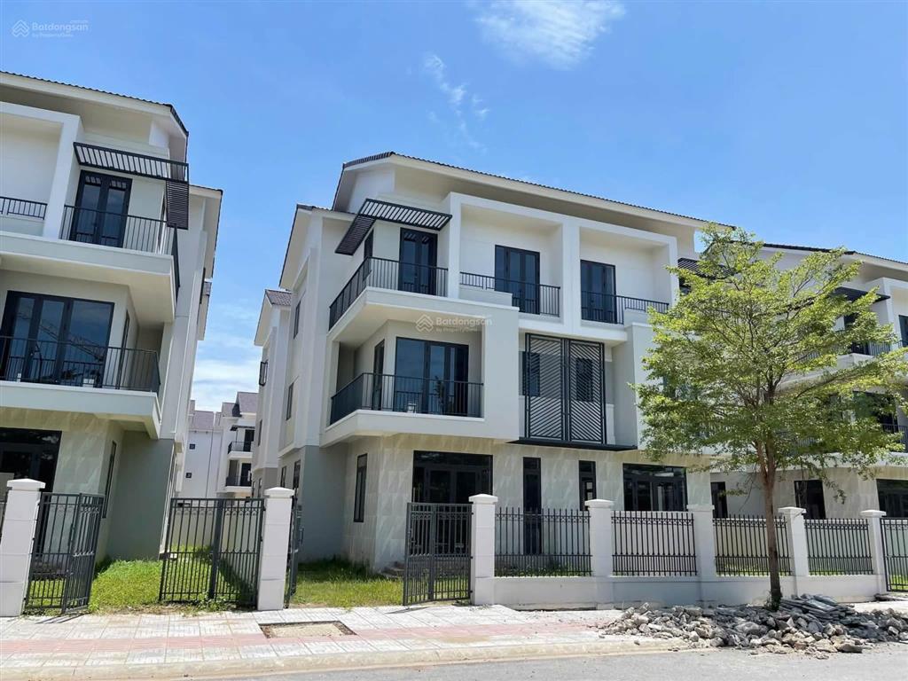 Bán biệt thự song lập 180m2 trong khu đô thị singgapor, ở hay cho chuyên gia nước ngoài thuê ngay.