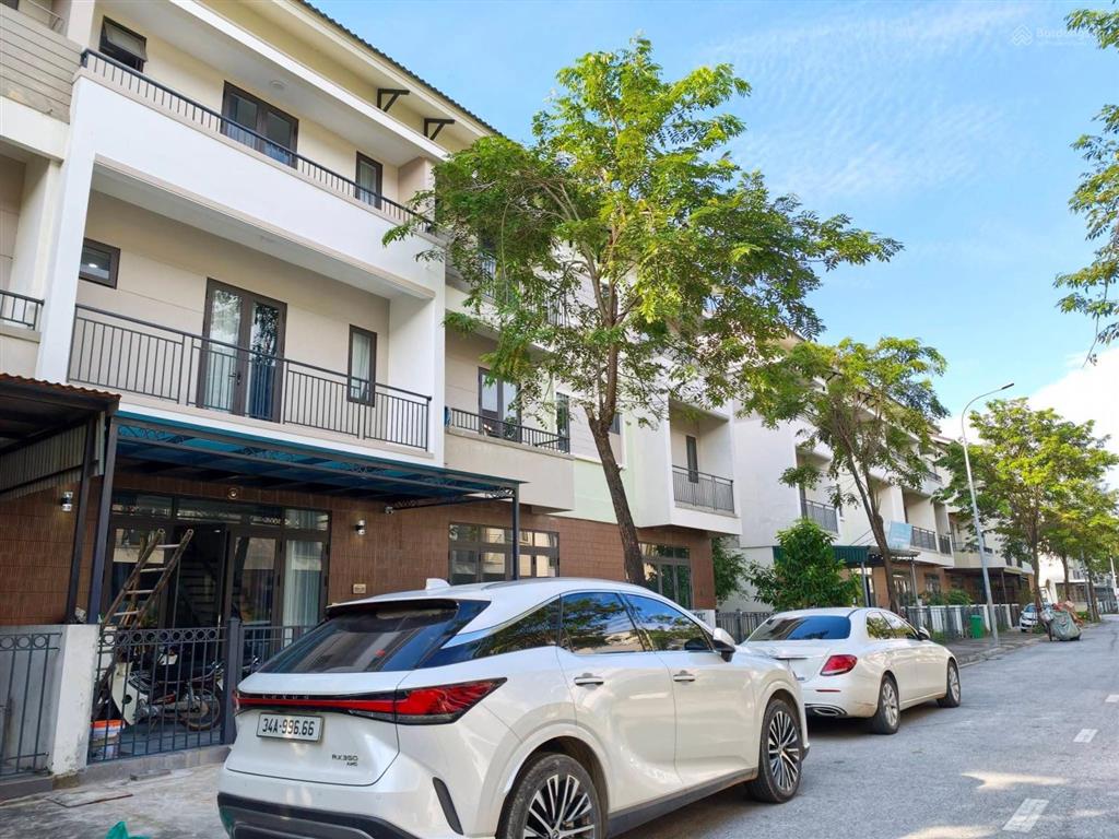 Bán shophouse 3 tầng trong khu đô thị singgapor, đang cho chuyên gia thuê dòng tiền ổn định.