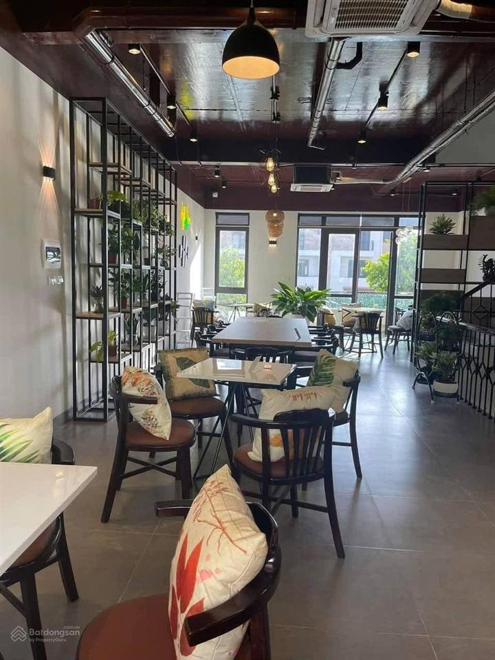Bán shophouse 120m2 trong khu đô thị singgapor, hoàn thiện đẹp, ở hay cho chuyên gia thuê ngay.