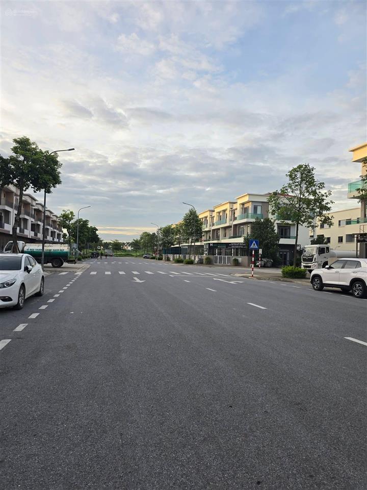 Bán shophouse 120m2 trong khu đô thị singgapor, hoàn thiện đẹp, ở hay cho chuyên gia thuê ngay.