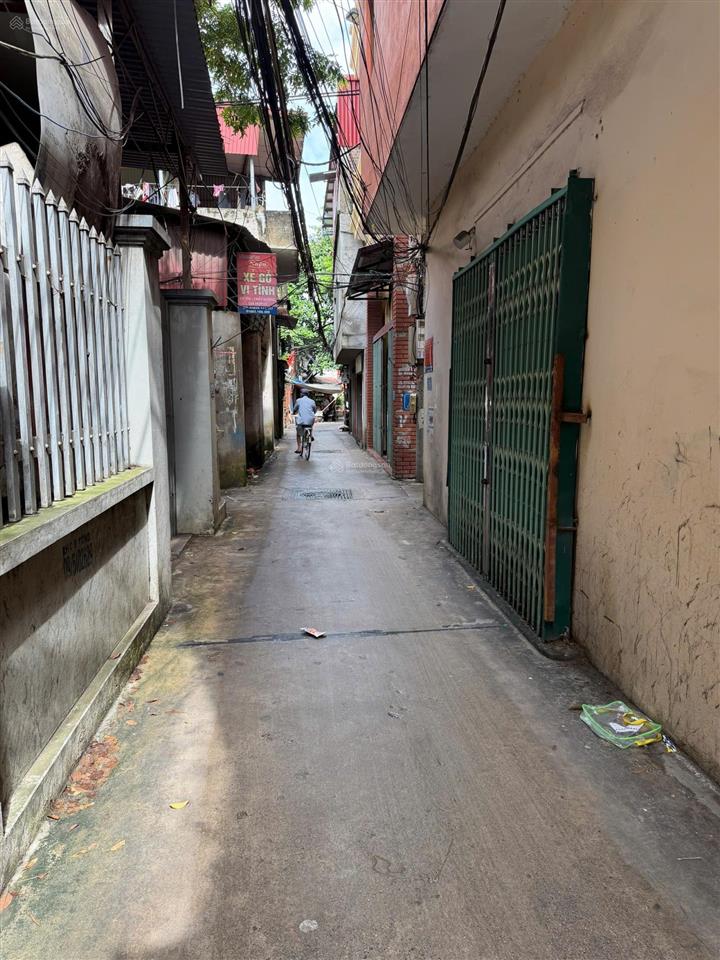 Em vừa có căn nhà 2 tầng cũ ở trục chính làng đồng kỵ, đường thông, cách chợ 50m, siêu đẹp