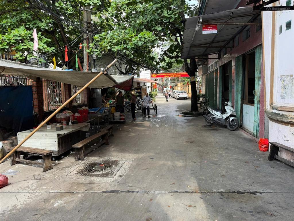 Em vừa có căn nhà 2 tầng cũ ở trục chính làng đồng kỵ, đường thông, cách chợ 50m, siêu đẹp