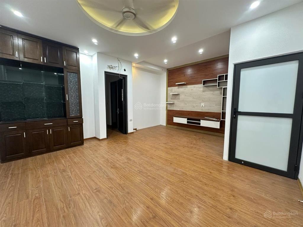 Nhà đẹp 5 tầng bồ đề  ga ra ô tô  vừa ở vừa kinh doanh  mặt tiền bề thế  ba bước ra phố.