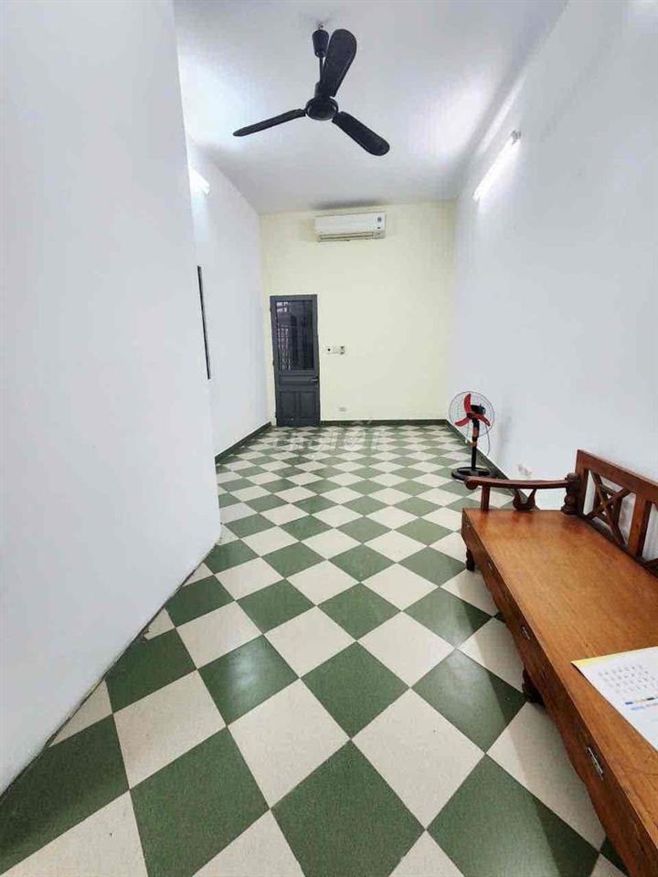 Nhà nguyên căn phố Đông Tác . Vài bước ra phố. Chỉ 8,5Tr
