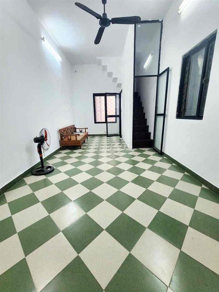 Nhà nguyên căn phố Đông Tác . Vài bước ra phố. Chỉ 8,5Tr