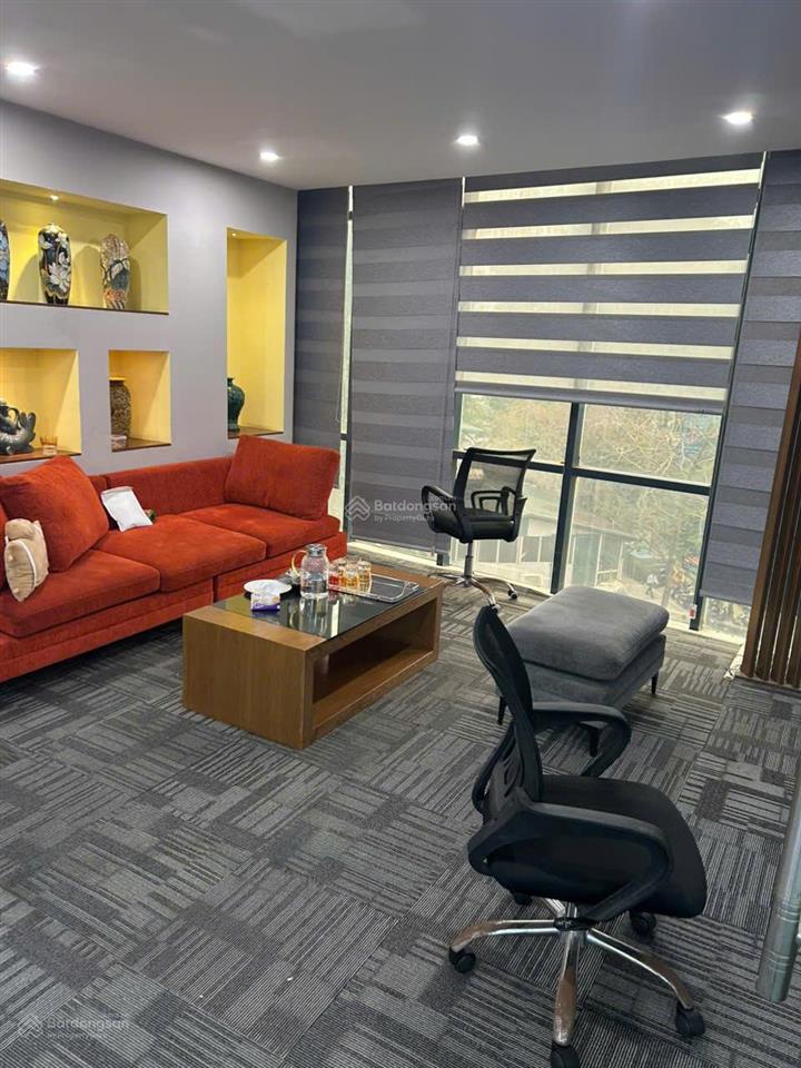 Cho thuê văn phòng 12 tầng quận tây hồ, gần đường thanh niên dt 125m² giá chỉ 27tr/tháng.