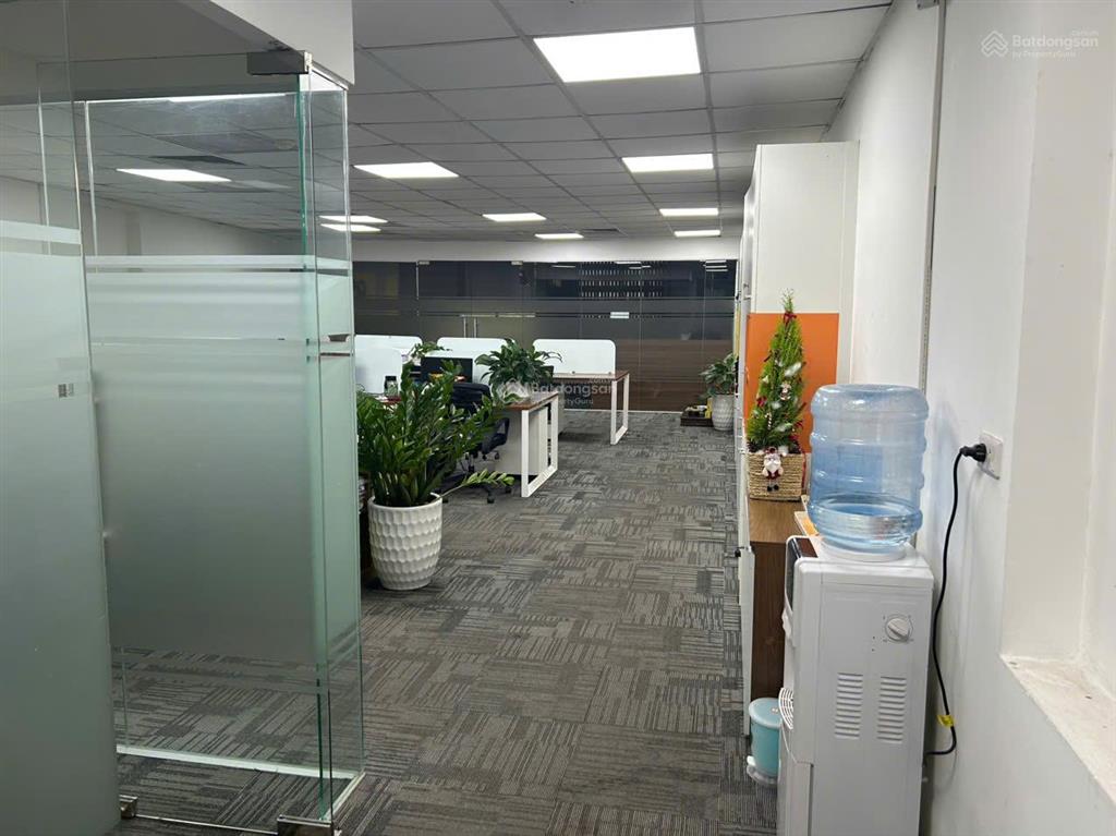 Cho thuê văn phòng 12 tầng quận tây hồ, gần đường thanh niên dt 125m² giá chỉ 27tr/tháng.