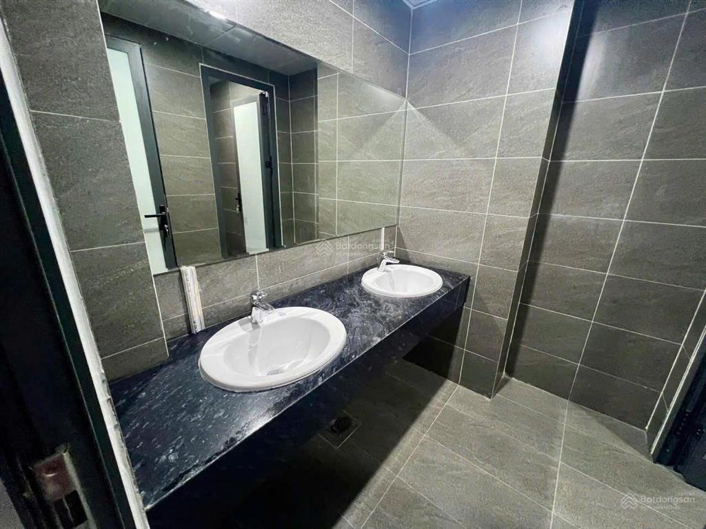 Bán tòa nhà văn phòng kết hợp căn hộ vip tại phố chu huy mân, long biên.  0868 843 ***