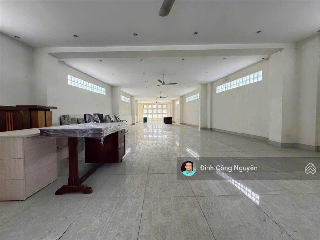 Cho thuê nhà mặt tiền cách mạng tháng tám  vị trí đẹp  dtsd 2000m2, thang máy, thông suốt