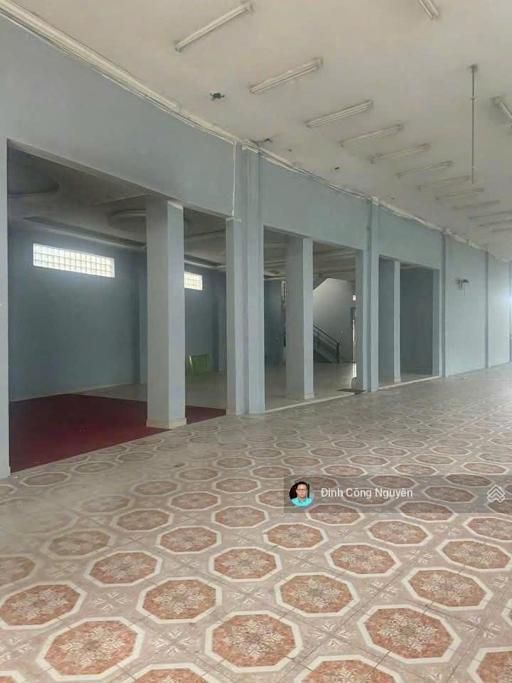 Cho thuê nhà mặt tiền cách mạng tháng tám  vị trí đẹp  dtsd 2000m2, thang máy, thông suốt