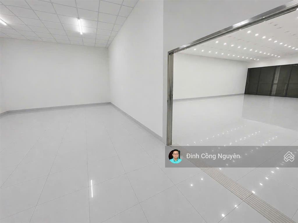 Hiếm ạ! cho thuê nhà mặt tiền ngay đường cmt8  sát ngã 6 chùa bà  mặt tiền khủng 18m