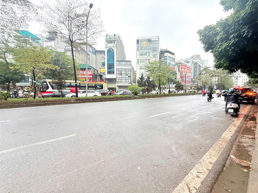 Bán nhà mặt phố nguyễn hoàng  vỉa hè rộng  kinh doanh sầm uất 7 t thang máy