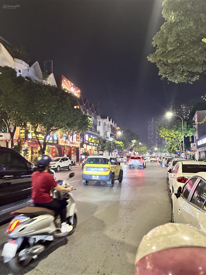 Mặt phố nguyễn văn lộc lô góc đắc địa 200 m2 mt 26,5m doanh thu 2,3 tỷ/năm