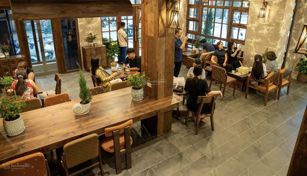 Mặt phố nguyễn văn lộc lô góc đắc địa 200 m2 mt 26,5m doanh thu 2,3 tỷ/năm