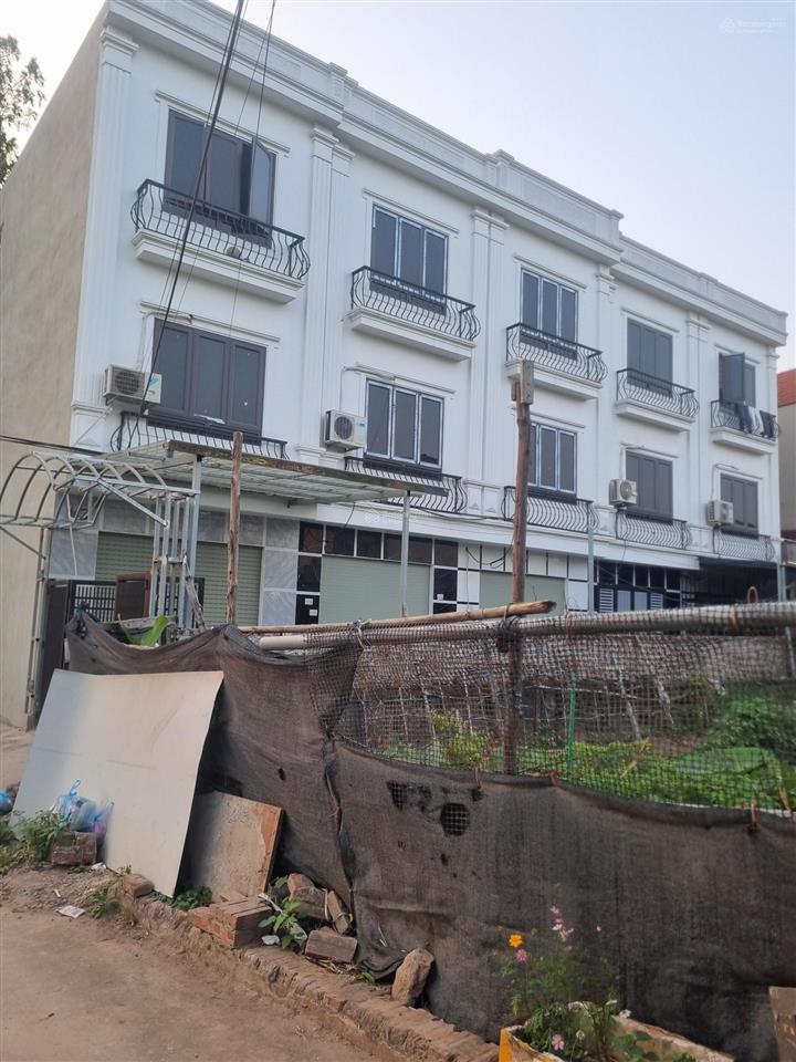 Bán đất thổ cư chưa làm sổ sung quanh đã làm nhà thương mại ở hết rồi, giá bán 20 triệu/m2