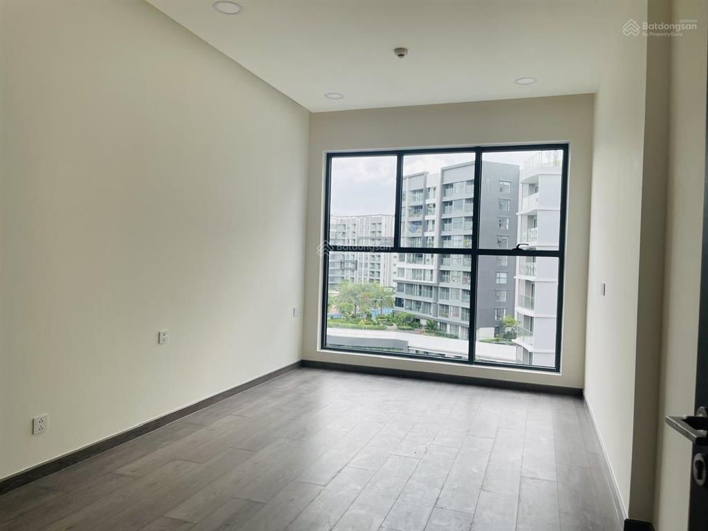 Bán căn hộ 2pn2wc view hồ bơi centery tầng đẹp, giá tốt
