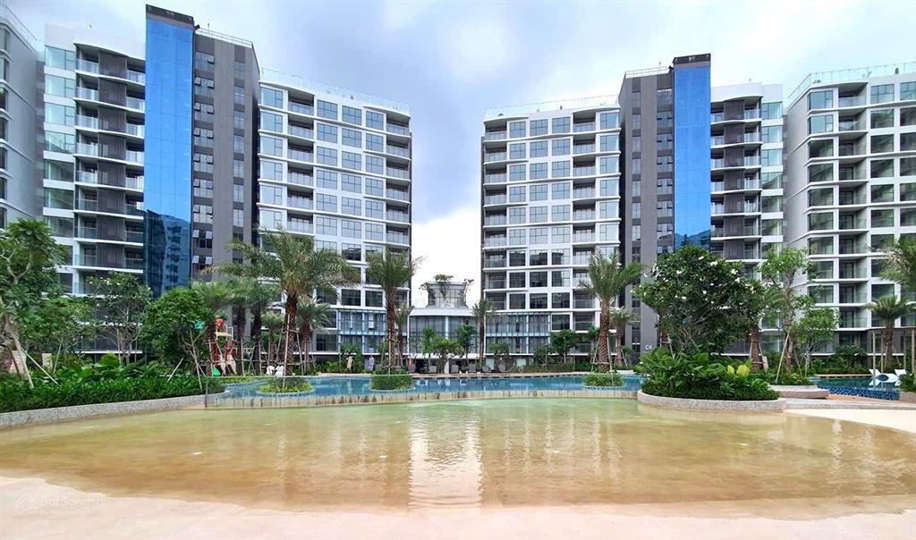 Bán căn hộ 2pn2wc view hồ bơi centery tầng đẹp, giá tốt