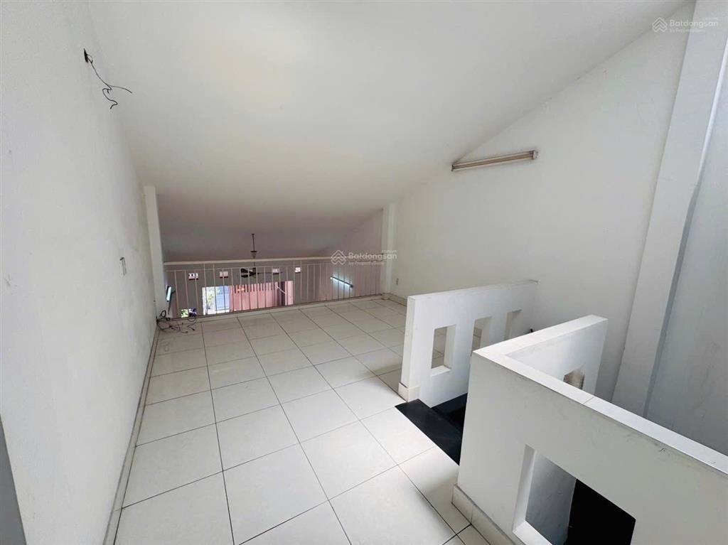 Vị trí hiếm nhà bán, dt 105m2, sổ hồng, hẻm xe hơi trương văn thành ngay ngã 4 thủ đức