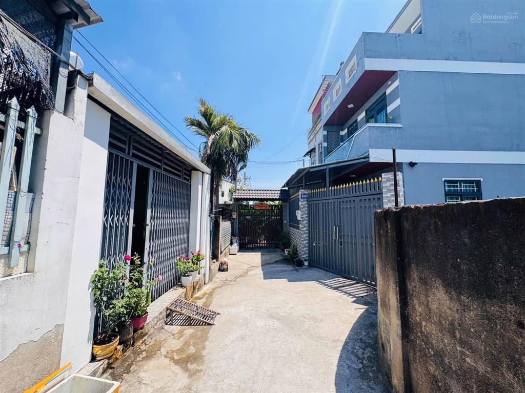 Vị trí hiếm nhà bán, dt 105m2, sổ hồng, hẻm xe hơi trương văn thành ngay ngã 4 thủ đức