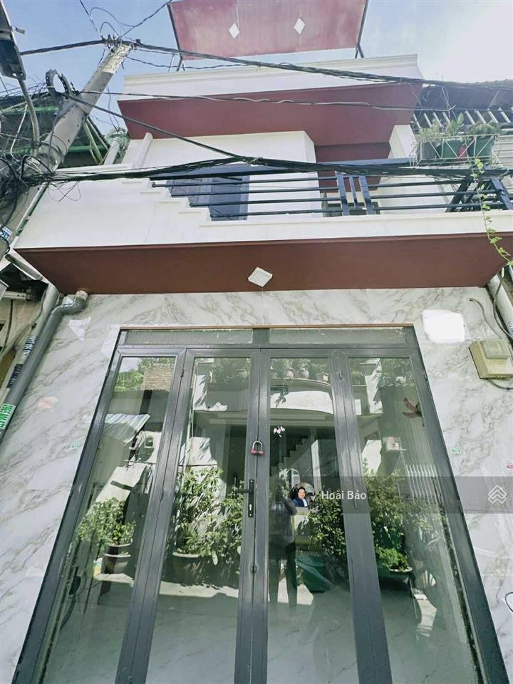 Bt  giảm ngay 300tr hơn 3 tỷ  nhà 3 tầng  3pn, 3wc  hẻm 4m  gần tên lửa