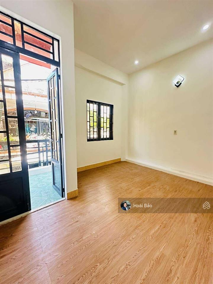 Bt  giảm ngay 300tr hơn 3 tỷ  nhà 3 tầng  3pn, 3wc  hẻm 4m  gần tên lửa