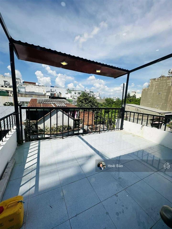 Bt  giảm ngay 300tr hơn 3 tỷ  nhà 3 tầng  3pn, 3wc  hẻm 4m  gần tên lửa