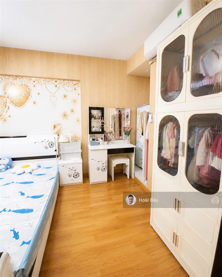 Căn góc 67m2  2pn2wc  có nội thất, view mặt tiền, 5 siêu thị dưới chân nhà