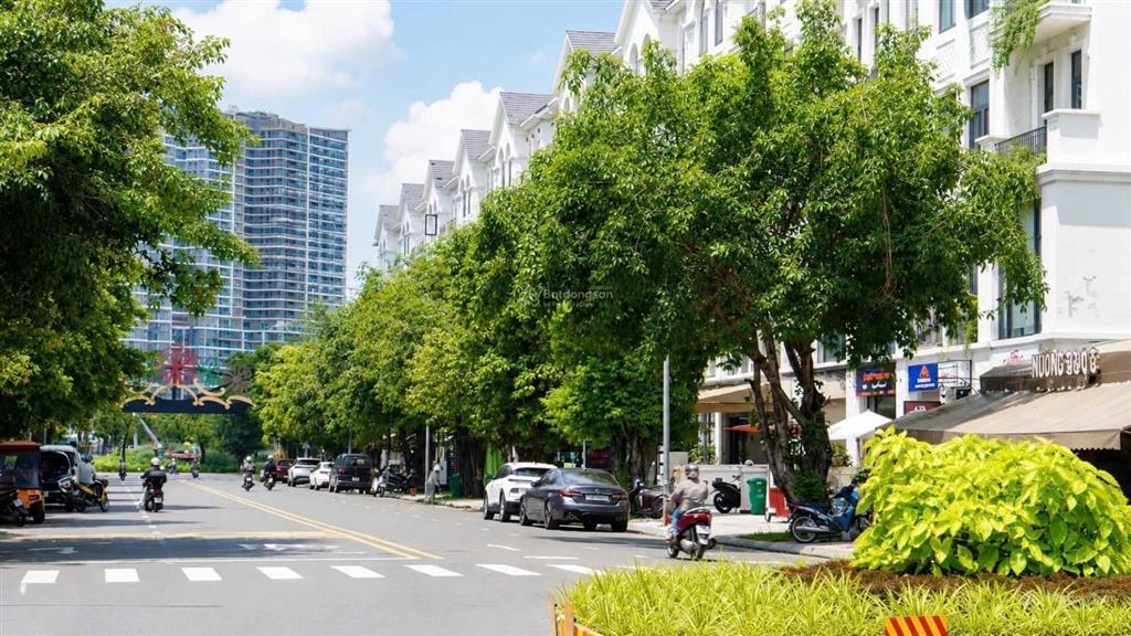 Nhà phố  bán gấp  162m2  manhattan giá bán siêu tốt khu vinhomes grand park tháng 8/2026