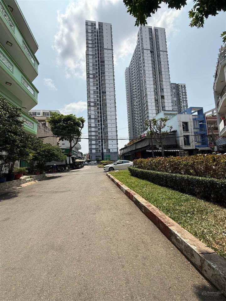 Quận 6. mặt tiền ngã tư đs 23  lý chiêu hoàng  vị trí vàng hiếm có