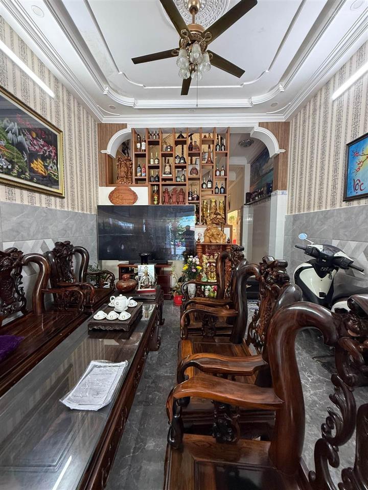 Quận 6. mặt tiền ngã tư đs 23  lý chiêu hoàng  vị trí vàng hiếm có